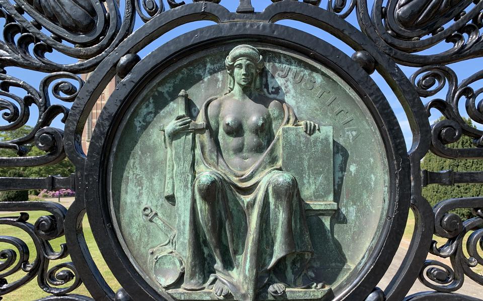 Vrouwe Justitia in een hek bij het Vredespaleis naar een ontwerp van Bruno Mühring (1863 - 1929)