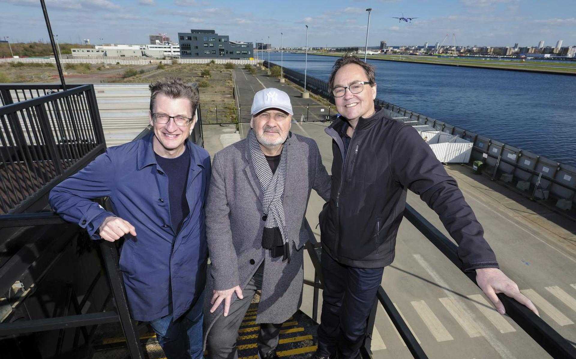 Schrijver Jeremy Brock, regisseur Theu Boermans en producent Fred Boot op de locatie van Soldier of Orange - The Musical, in de Royal Docks in Oost-Londen, tegenover City Airport.