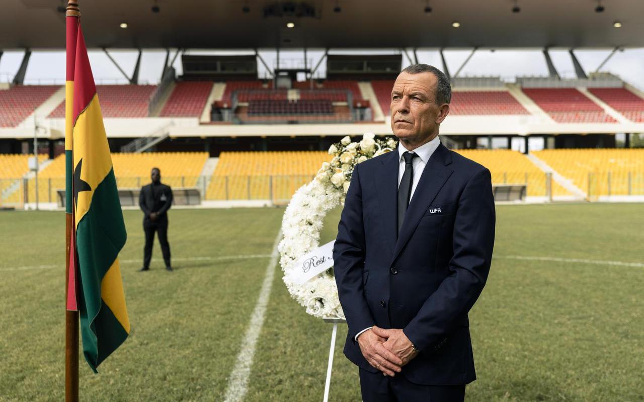 Jean Leco (Raymond Thiry), voorzitter van de World Football Associaton, speelt schimmige spelletjes. Jean Leco (Raymond Thiry), voorzitter van de World Football Associaton, speelt schimmige spelletjes.