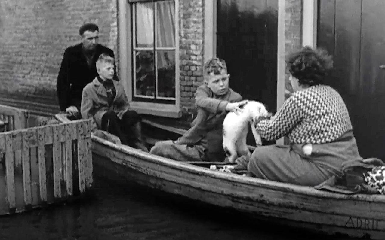 Een Zeeuws gezin verlaat huis en haard voor het oprukkende water. Een Zeeuws gezin verlaat huis en haard voor het oprukkende water.
