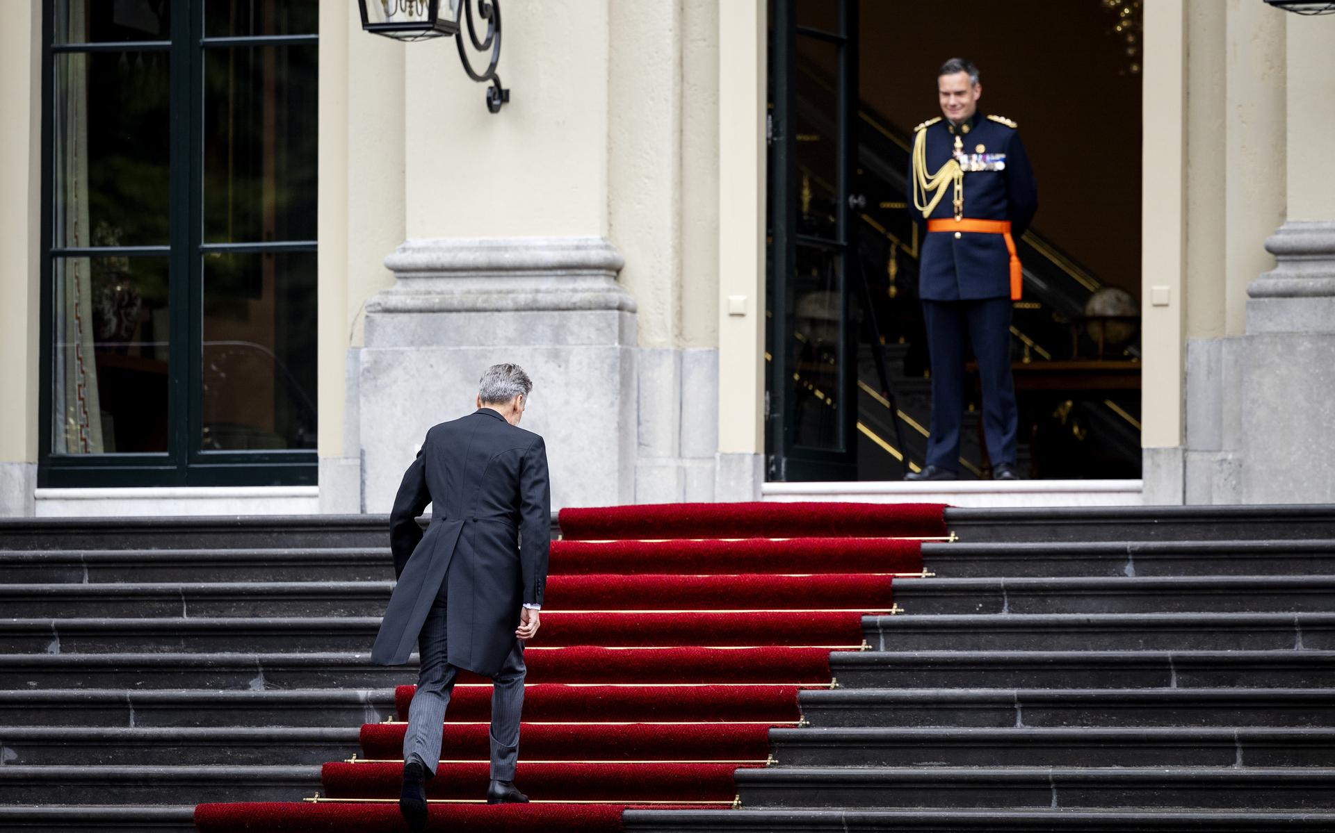 Minister-president Dick Schoof komt aan op Paleis Huis ten Bosch voor de beëdiging van kabinet Schoof-1.