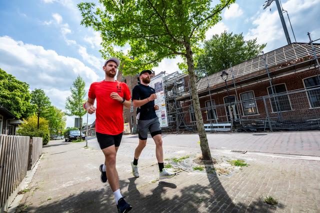 Filmmakers Sander (33) en Niels (32) uit Groningen lopen marathon voor Breuklijn: ‘Symbolisch voor h