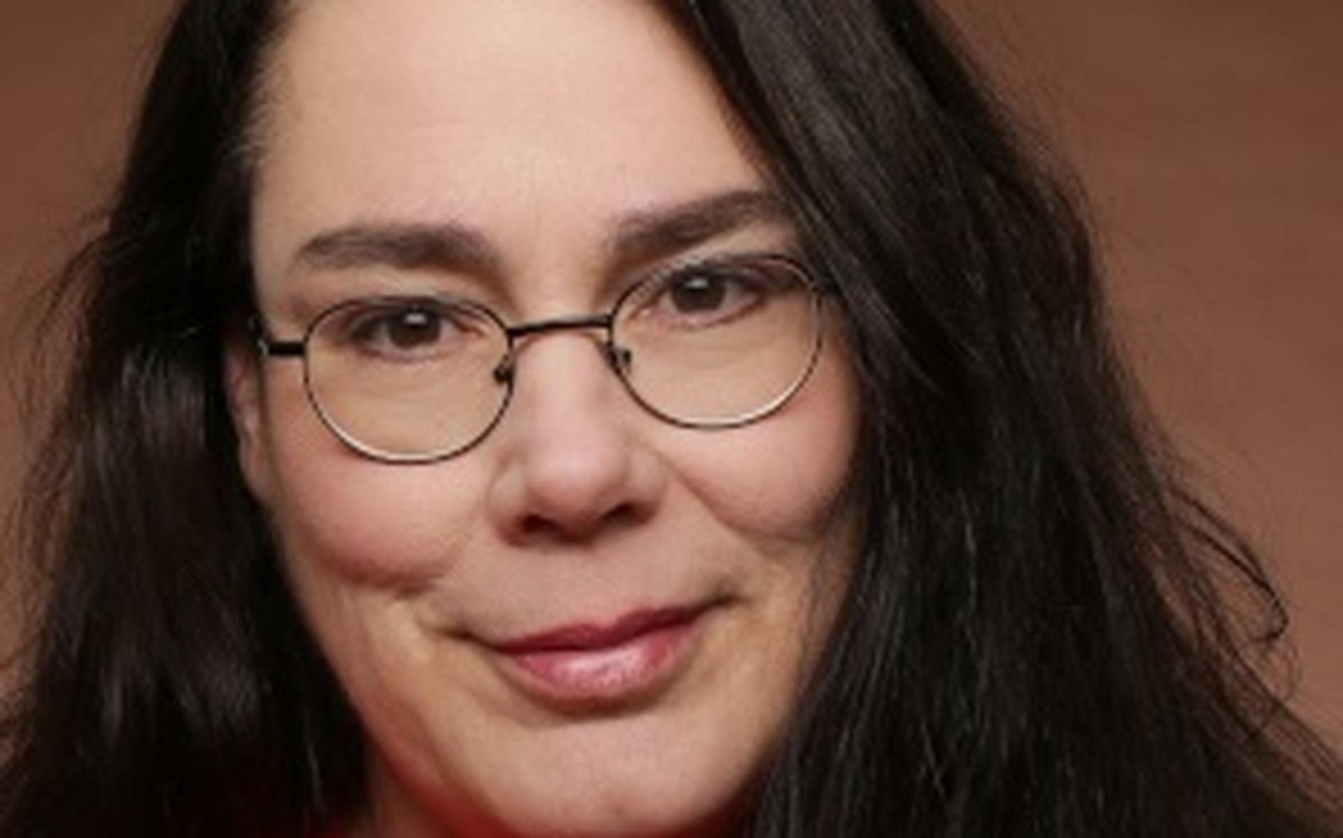 Schrijfster Marja West uit Eexterveen heeft de filmrechten van haar boek 'Het spel van leugens' verk