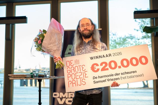 Samuel Vriezen, geboren in Groningen, wint met ‘De harmonie der scheuren’ De Grote Poëzieprijs 2026