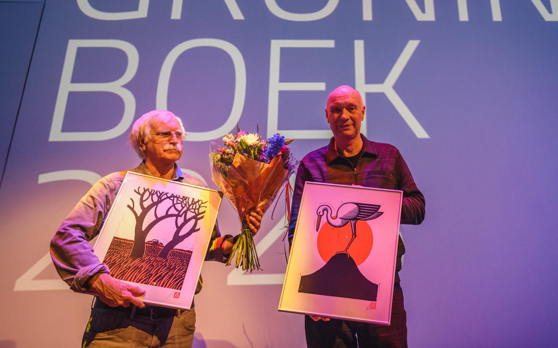 Ben Westerink (links) en Anton Scheepstra met de prijzen voor de Beste Groninger Boeken.