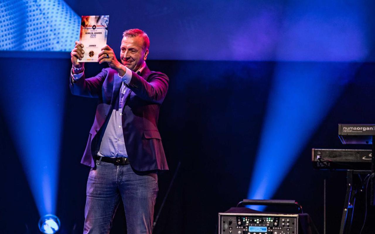 Een trotse Jannes toont zijn Buma NL Award. Foto: ANP/Levin den Boer
