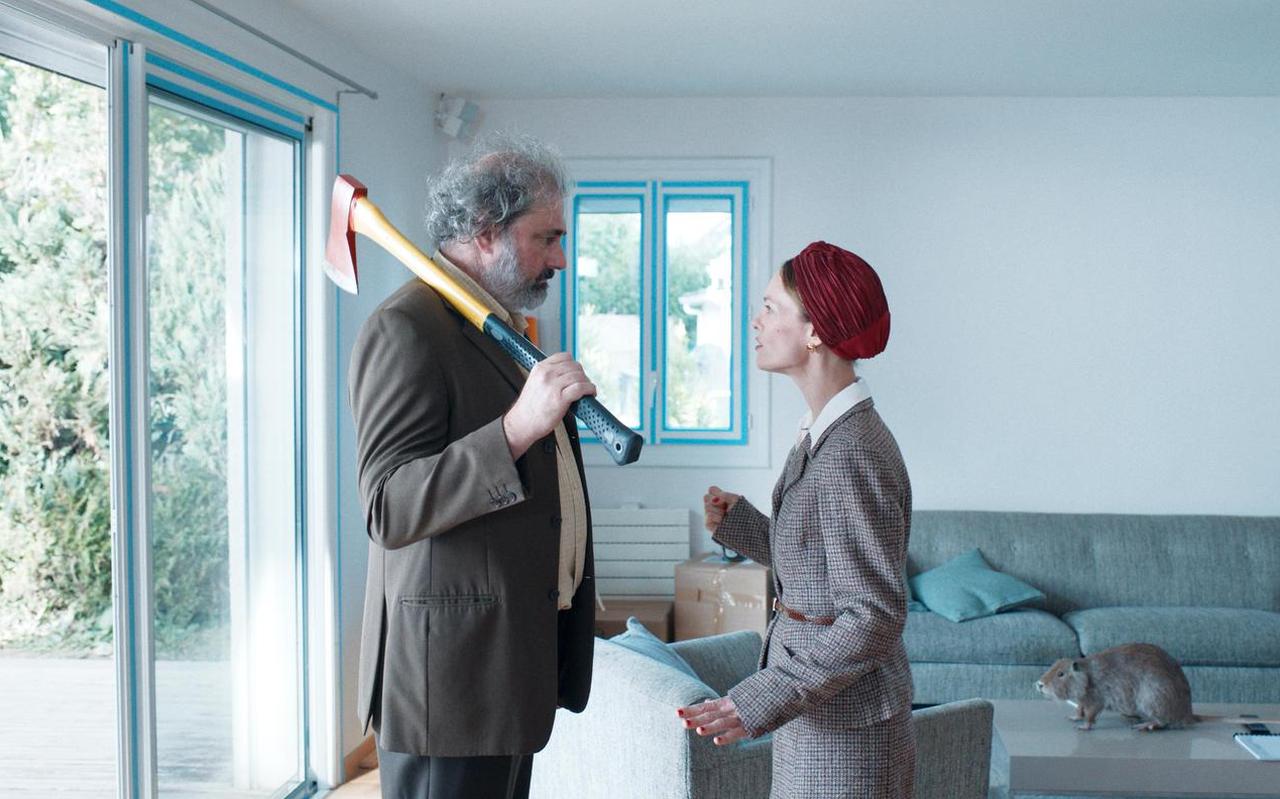 Bij een klantbezoek stuit schuldeiser Jacky (Gustave Kervern) op een geschifte weduwe (Vanessa Paradis). Bij een klantbezoek stuit schuldeiser Jacky (Gustave Kervern) op een geschifte weduwe (Vanessa Paradis).