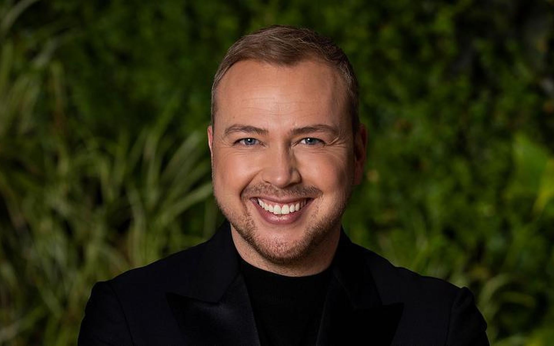 Zanger en presentator Jamai Loman kruipt bij Musical Awards Gala in de huid  van jurylid - Dagblad van het Noorden