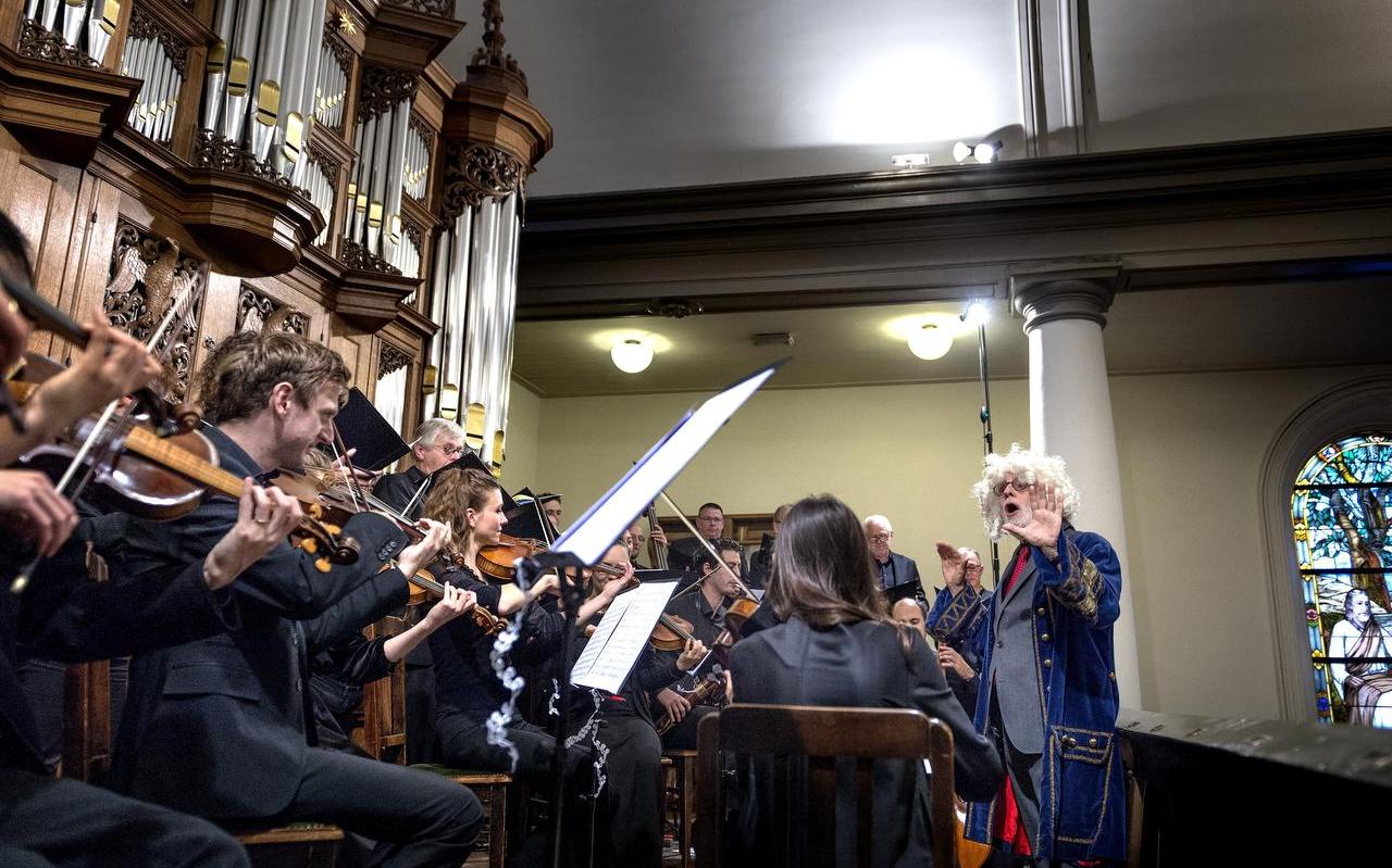 Ton Koopman stond verkleed als Bach voor het Luthers Bach Ensemble, dat speelde vanaf de galerij voor het nieuwe orgel. Foto Peter Wassing Ton Koopman stond verkleed als Bach voor het Luthers Bach Ensemble, dat speelde vanaf de galerij voor het nieuwe orgel. Foto Peter Wassing