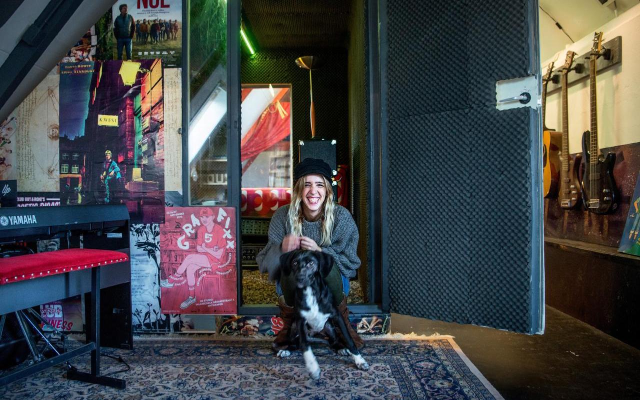 Élénie Wagner met hond Antonio bij de net gebouwde opnamestudio in het ZUHAUSE-pand aan het Martinikerkhof. Foto Corné Sparidaens
Élénie Wagner met hond Antonio bij de net gebouwde opnamestudio in het ZUHAUSE-pand aan het Martinikerkhof. Foto Corné Sparidaens