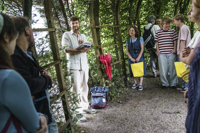 Een volwassen man in tranen krijgen. Tijdens Dichters in de Prinsentuin in Groningen kan het