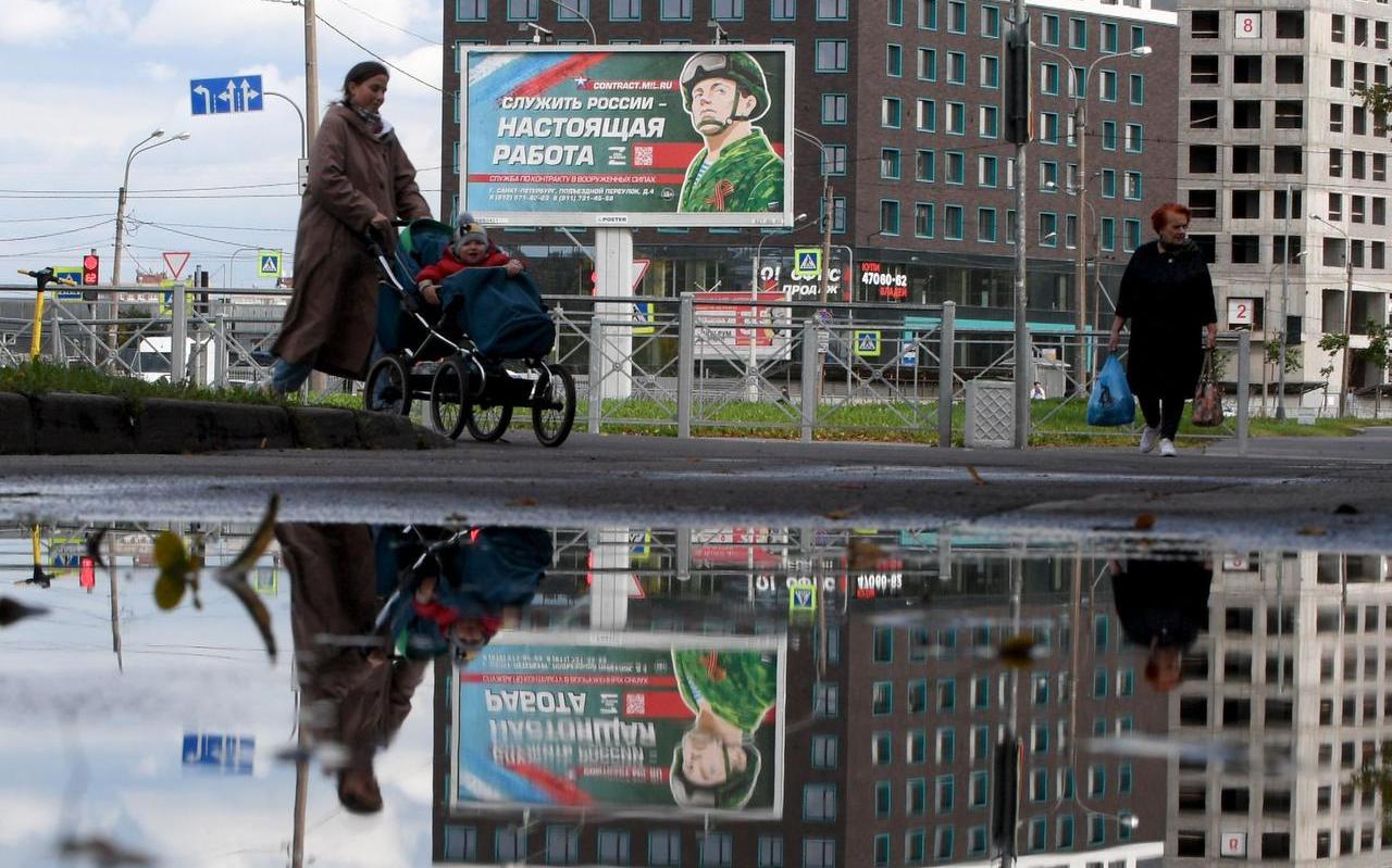Een billboard in de straten van Sint Petersburg dat oproept dienst te nemen in het Russische leger. Een billboard in de straten van Sint Petersburg dat oproept dienst te nemen in het Russische leger.
