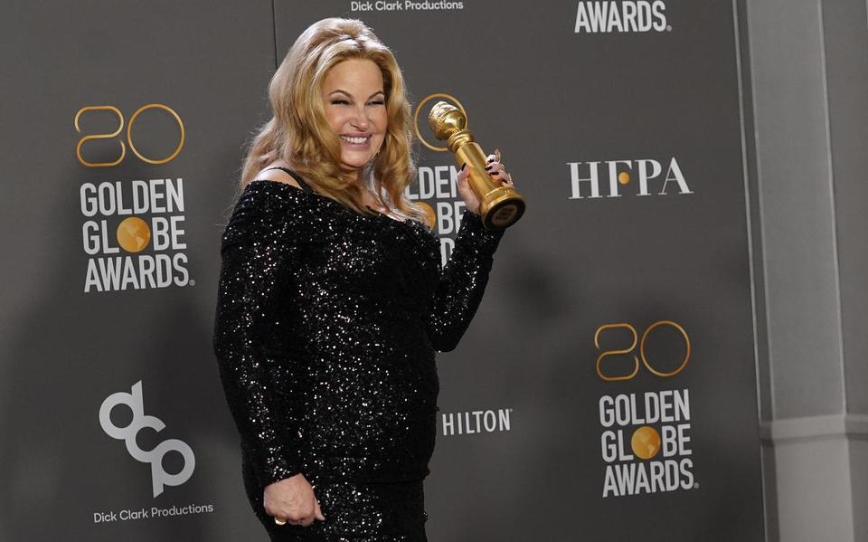 Jennifer Coolidge poseert met haar welverdiende Globe award.