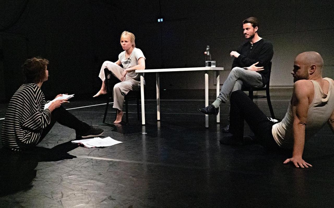 Liliane Brakema (links) in gesprek met Wendell Jaspers, Bram van der Heijden en Joost Bolt (op de vloer). Liliane Brakema (links) in gesprek met Wendell Jaspers, Bram van der Heijden en Joost Bolt (op de vloer).
