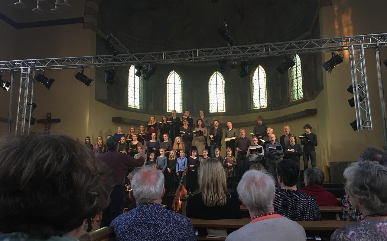 Het openingskoor ‘Herr, unser Herrscher’ scheen als een krachtige muzikale zonnestraal de kerk in. Foto DvhN Het openingskoor ‘Herr, unser Herrscher’ scheen als een krachtige muzikale zonnestraal de kerk in. Foto DvhN