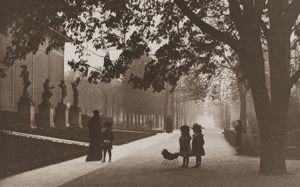 Jardin du Luxembourg, l’Allée Férou. Parijs, april 1907 – Jules, Henri en Louis Séeberger.  