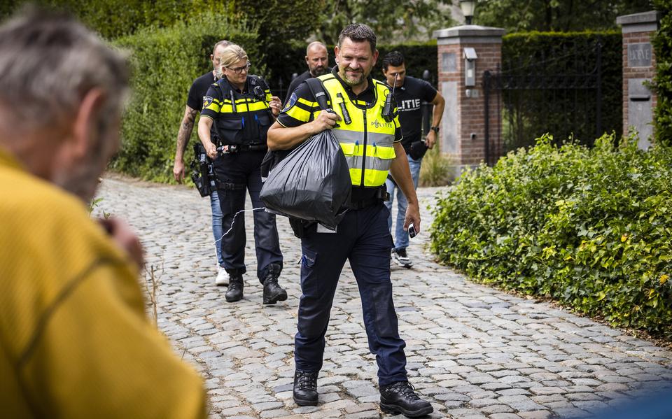 Politiemensen en rechercheurs van de FIOD verlaten na een inval met bewijsmateriaal de villa van Jumbotopman Frits van Eerd in Heeswijk-Dinther in september 2022. 