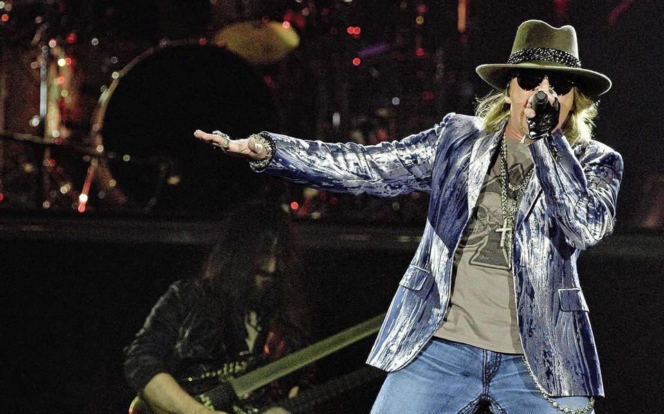 Zanger Axl Rose van Guns N’ Roses stopt met traditie na beschuldiging 'fan'. 'Hij gooide zijn microfoon in mijn gezicht'