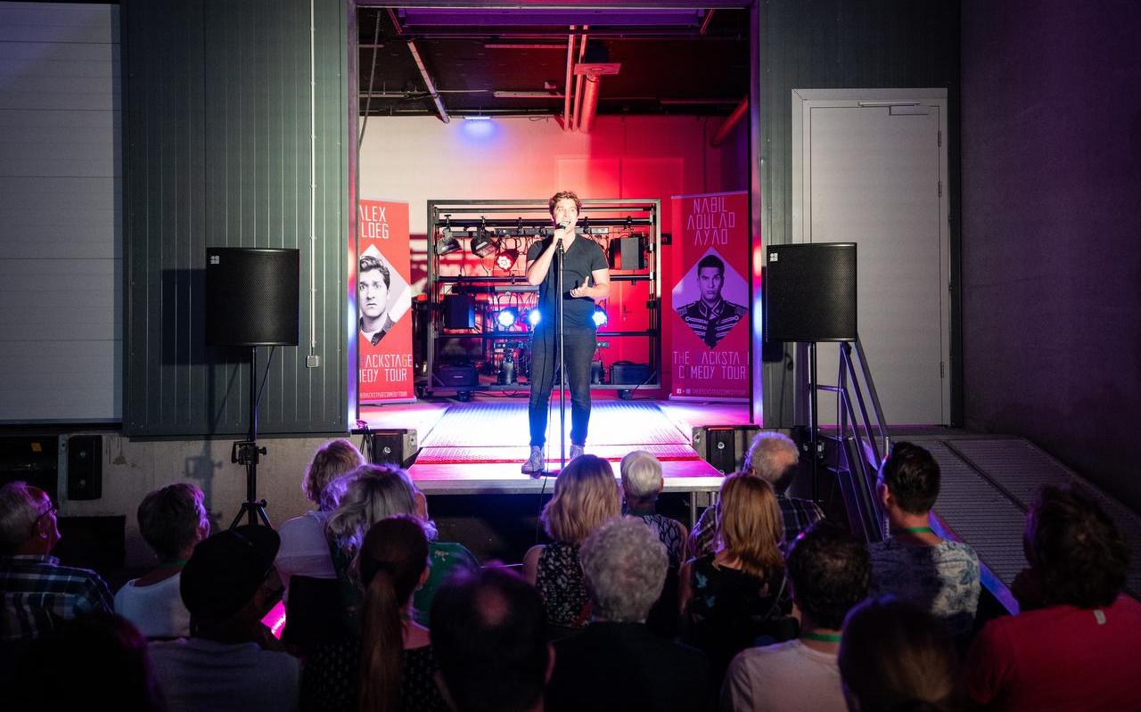 Artiesten en publiek op ongewone plekken in het Atlas Theater tijdens The Back Stage Comedy Tour. f oto JASPAR MOULIJN Artiesten en publiek op ongewone plekken in het Atlas Theater tijdens The Back Stage Comedy Tour. f oto JASPAR MOULIJN