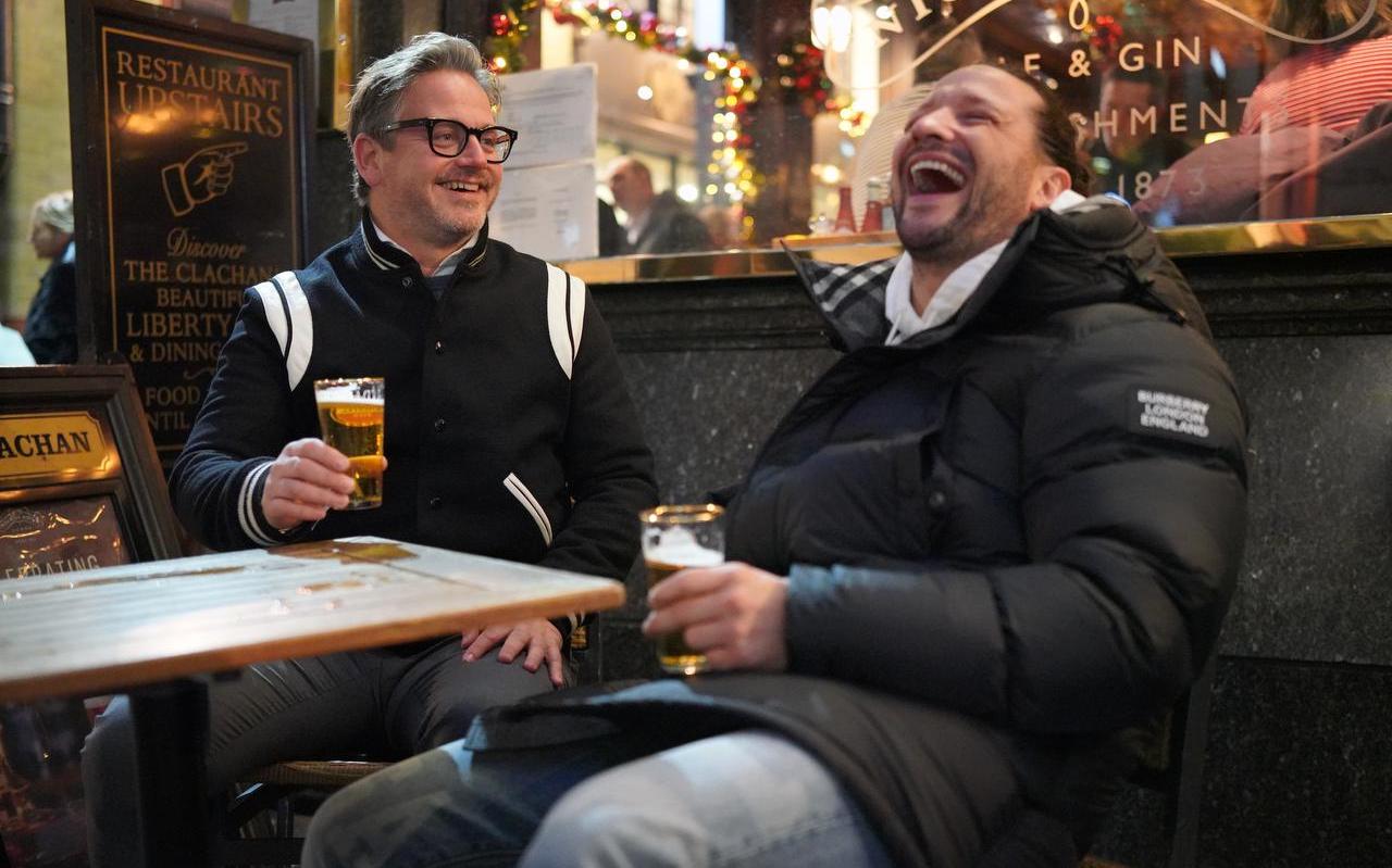 Guus Meeuwis (links), die Kraantje Pappie vroeg mee te doen aan The Streamers. Guus Meeuwis (links), die Kraantje Pappie vroeg mee te doen aan The Streamers.