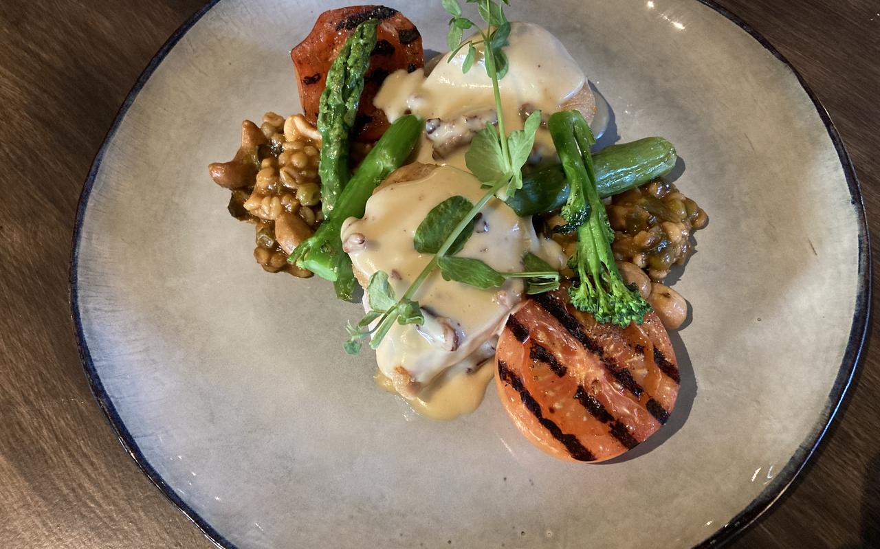 Maïskip met gebakken tomaat, groene asperge, doperwt, parelgort en baconjus. Maïskip met gebakken tomaat, groene asperge, doperwt, parelgort en baconjus.
