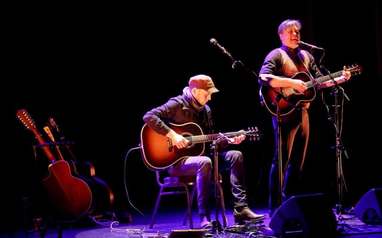 Joost Dijkema (links) en Bert Hadders bij de aftrap van hun kokeleko-tournee in Veendam. Foto Harry Tielman
Joost Dijkema (links) en Bert Hadders bij de aftrap van hun kokeleko-tournee in Veendam. Foto Harry Tielman