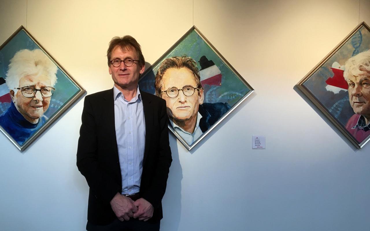 Ben Feringa poseert bij een door Klaas Koops geschilderd portret. Links een portret van Lummie Abbink-Bruinmeijer, rechts van Jans Polling. Foto DvhN Ben Feringa poseert bij een door Klaas Koops geschilderd portret. Links een portret van Lummie Abbink-Bruinmeijer, rechts van Jans Polling. Foto DvhN