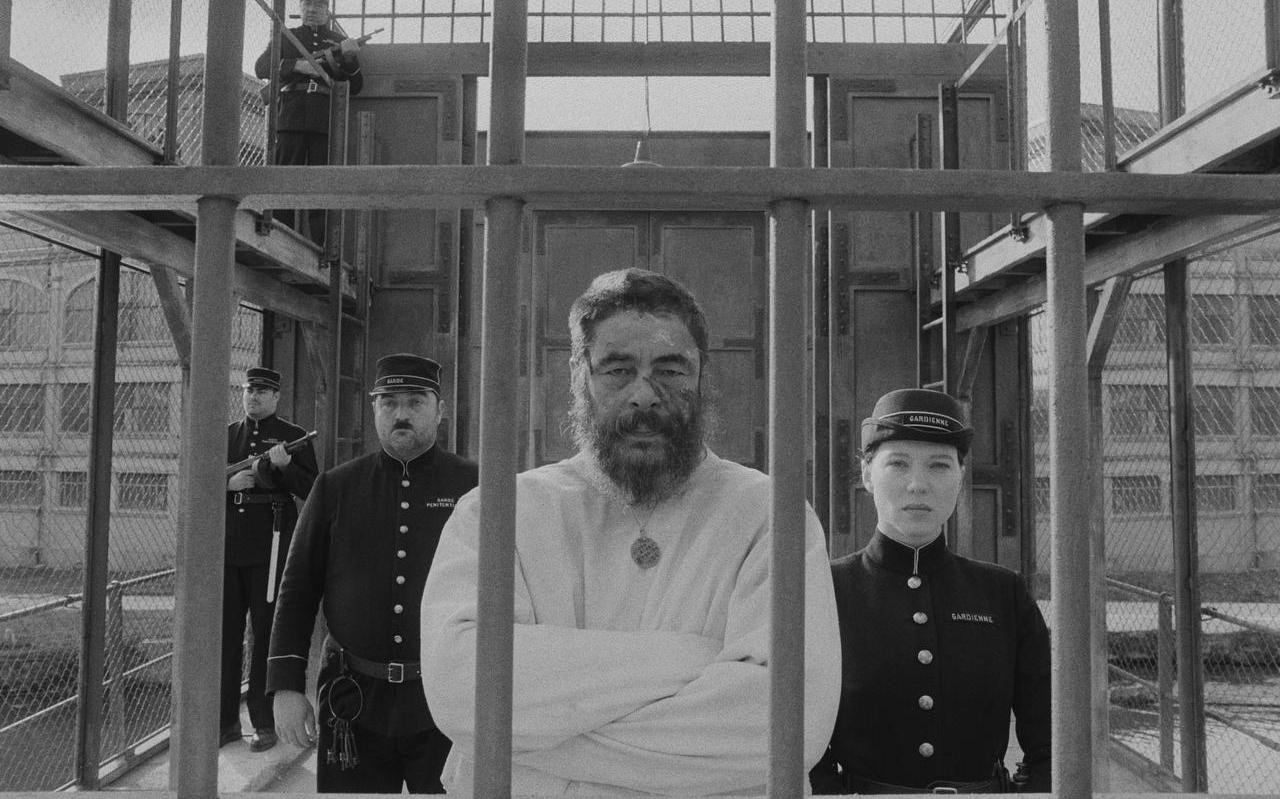 Benicio del Toro (m.) speelt een krankzinnige schilder, die in de gevangenis zijn eigen muze heeft (Léa Seydoux, r.). Benicio del Toro (m.) speelt een krankzinnige schilder, die in de gevangenis zijn eigen muze heeft (Léa Seydoux, r.).