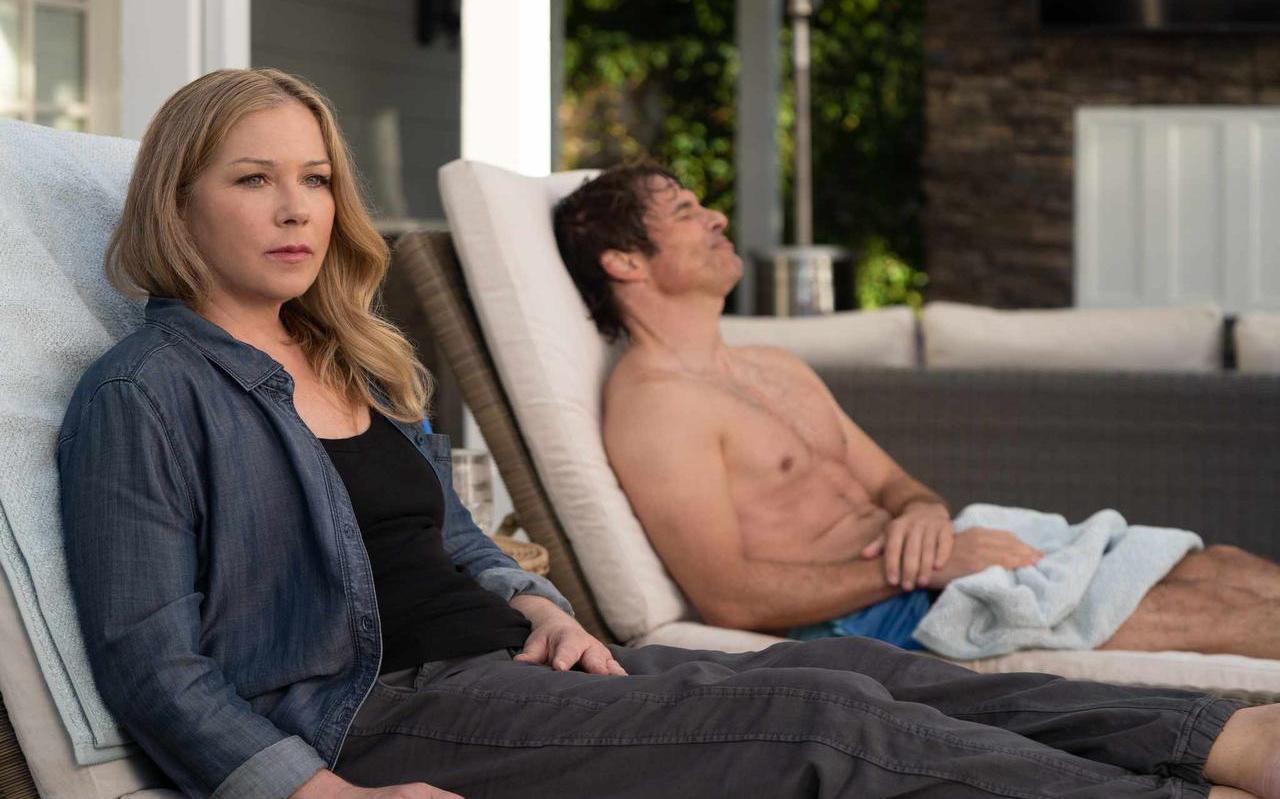 In het nieuwe seizoen van Dead to Me zit of ligt Christina Applegate vaak, vanwege haar MS. In het nieuwe seizoen van Dead to Me zit of ligt Christina Applegate vaak, vanwege haar MS.