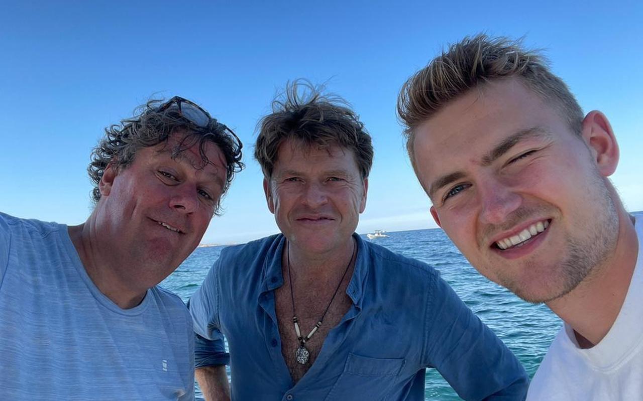 Diederik Ebbinge (links) en Matthijs de Ligt hadden toch nog één ding gemeen. In het midden gastheer Beau van Erven Dorens. Diederik Ebbinge (links) en Matthijs de Ligt hadden toch nog één ding gemeen. In het midden gastheer Beau van Erven Dorens.