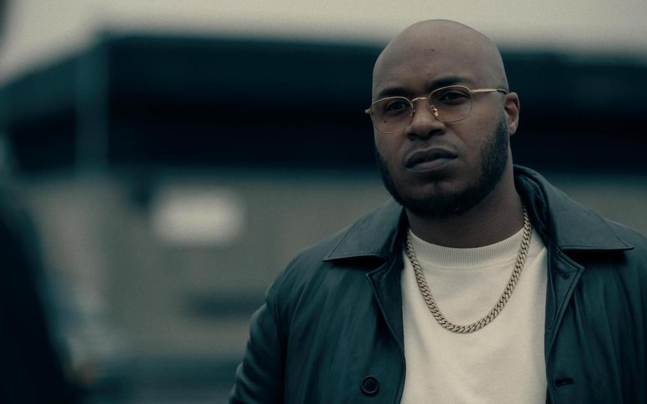 Julmar Simons, ook bekend als rapper Adje, zet beroepscrimineel Dwight neer in 'Sleepers'. Julmar Simons, ook bekend als rapper Adje, zet beroepscrimineel Dwight neer in 'Sleepers'.