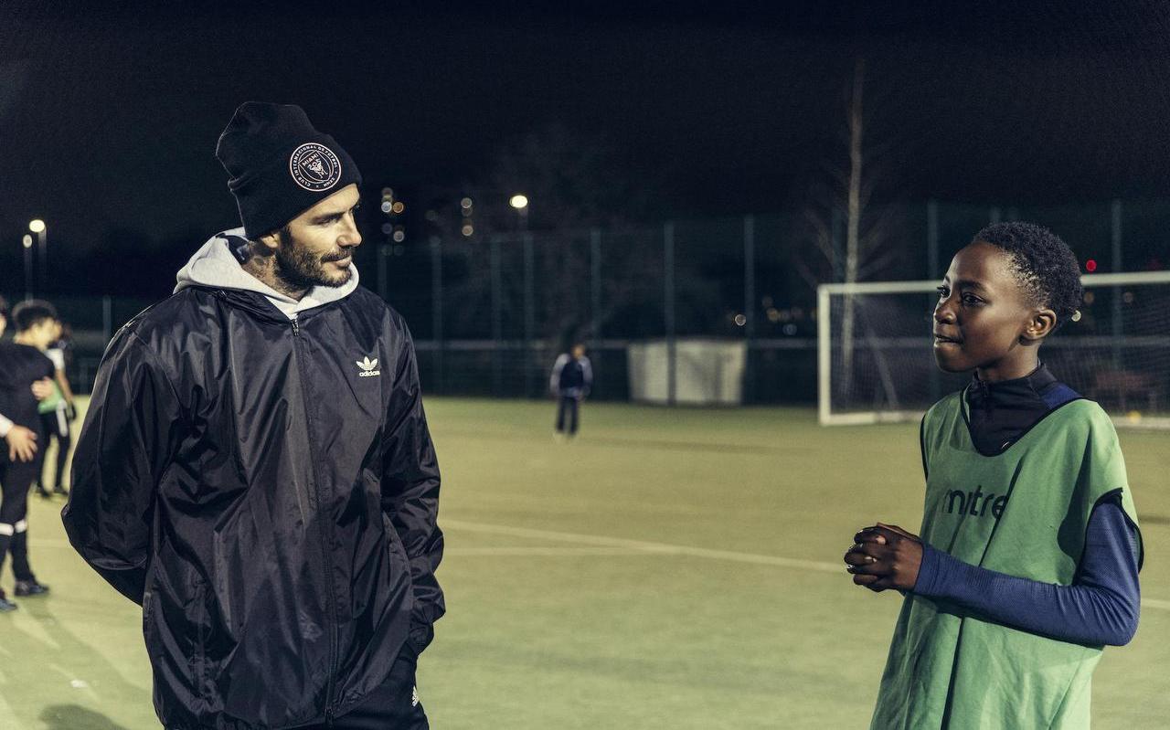 David Beckham gaat een team van voetbalclub Westward Boys helpen om degradatie te voorkomen. David Beckham gaat een team van voetbalclub Westward Boys helpen om degradatie te voorkomen.