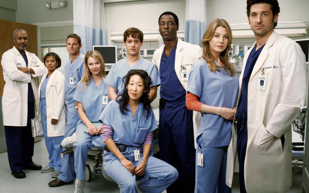 De cast van Grey’s Anatomy in het eerste seizoen, met personage Meredith Grey als tweede van rechts, naast haar geliefde ‘McDreamy’.