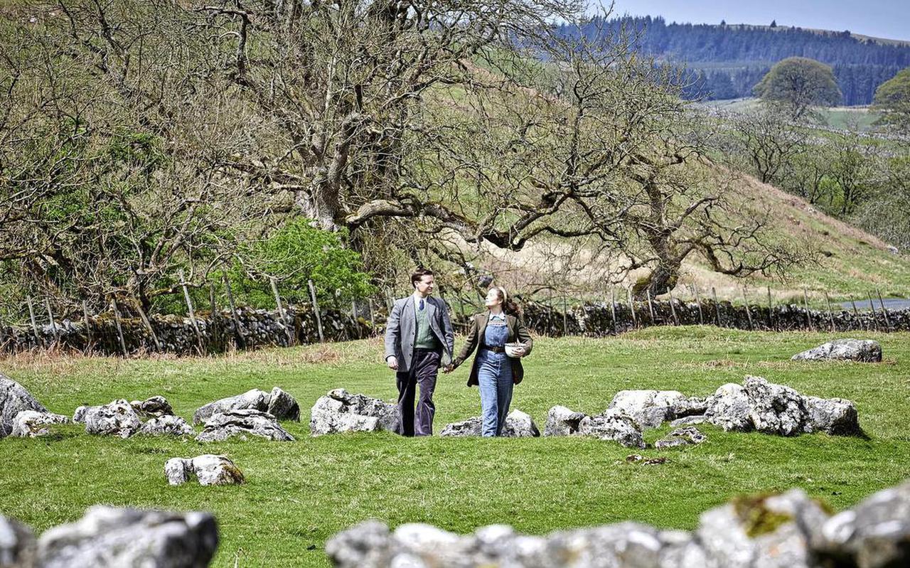 James Herriot (Nicholas Ralph) en Helen Alderson (Rachel Shenton) op het idyllische platteland van Yorkshire in All Creatures Great and Small.