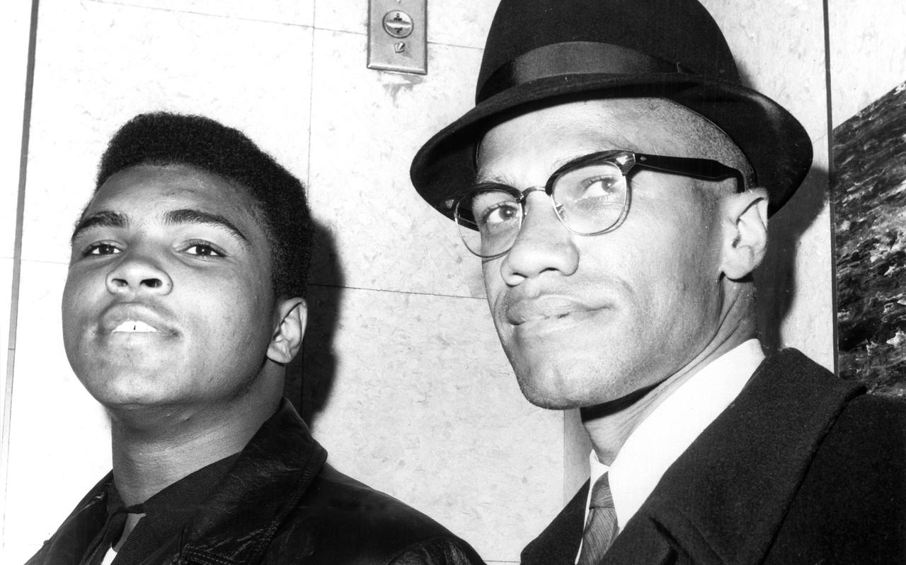 Muhammad Ali (toen nog Cassius Clay) en Malcol X in Harlem, New York in 1964. Muhammad Ali (toen nog Cassius Clay) en Malcol X in Harlem, New York in 1964.
