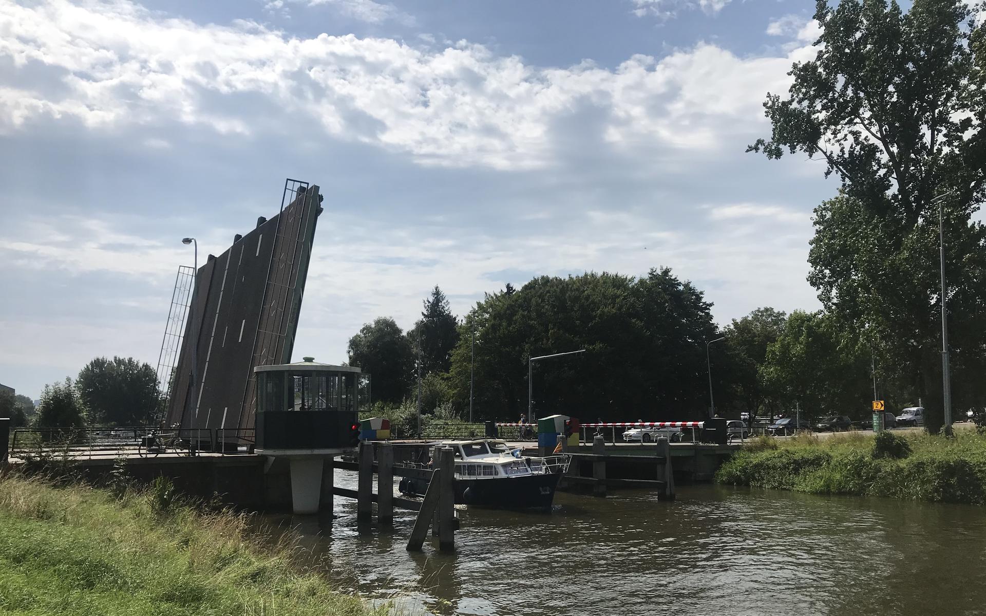 De Pleiadenbrug in Groningen staat open en wil niet meer dicht. Foto: DVHN