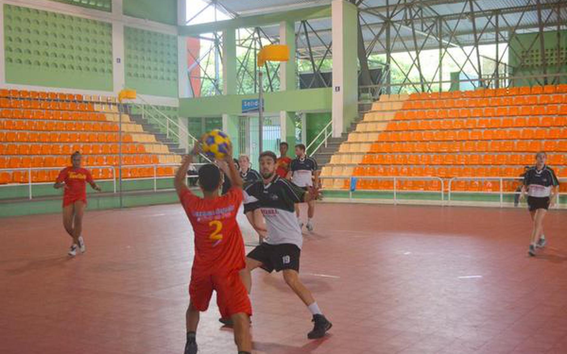 Korfballers uit Noord-Nederland proberen Dominicanen enthousiast te maken voor hun sport. 
