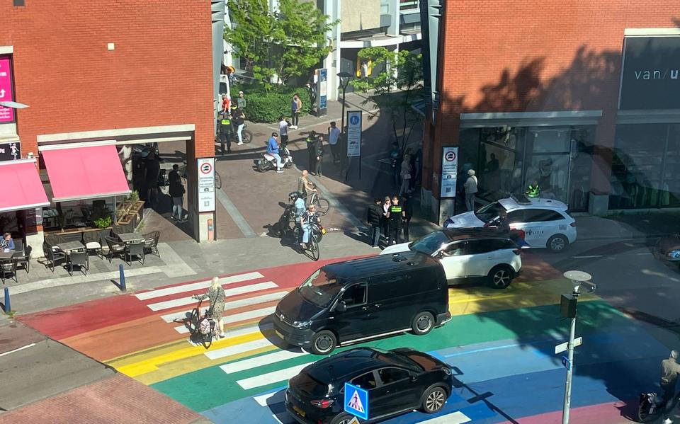 Er kwamen veel agenten af de steekpartij in de binnenstad van Assen.