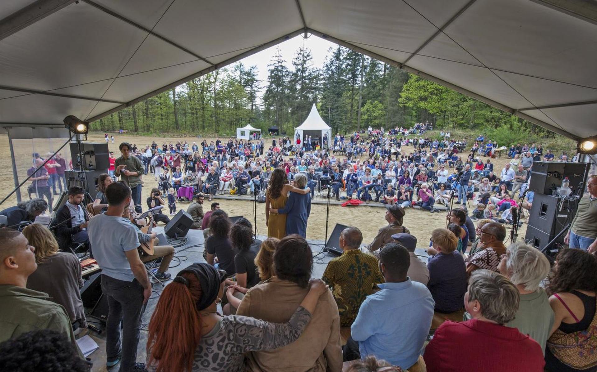 ‘Vreemde gasten’ vieren gastvrijheid - Dagblad van het Noorden