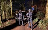 Zwaarbewapende agenten versperren donderdagavond de toegansweg naar een van de doorzochte panden in Oosterwolde.