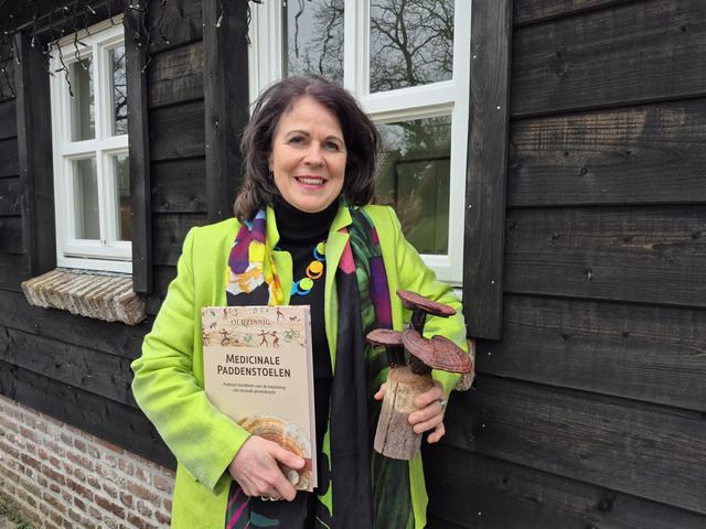 Geja (61) uit Gieten schrijft boek over de onderschatte paddenstoel. ‘Schimmels zijn grote onzichtba