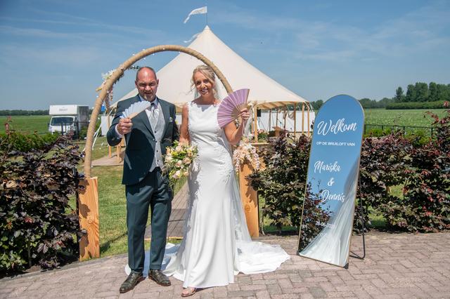 Mariska (39) en Dennis (47) uit Klazienaveen stappen vrijdag in bloedheet huwelijksbootje