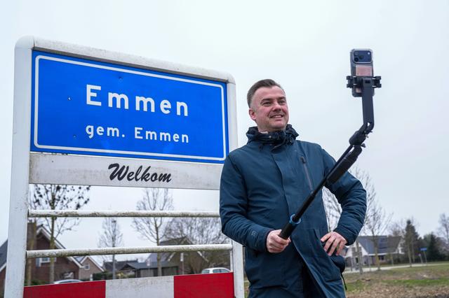Aardrijkskundedocent Dennis (44) uit Schoonoord gaat viraal met TikTok-filmpjes: ‘Vooral gekke plaat