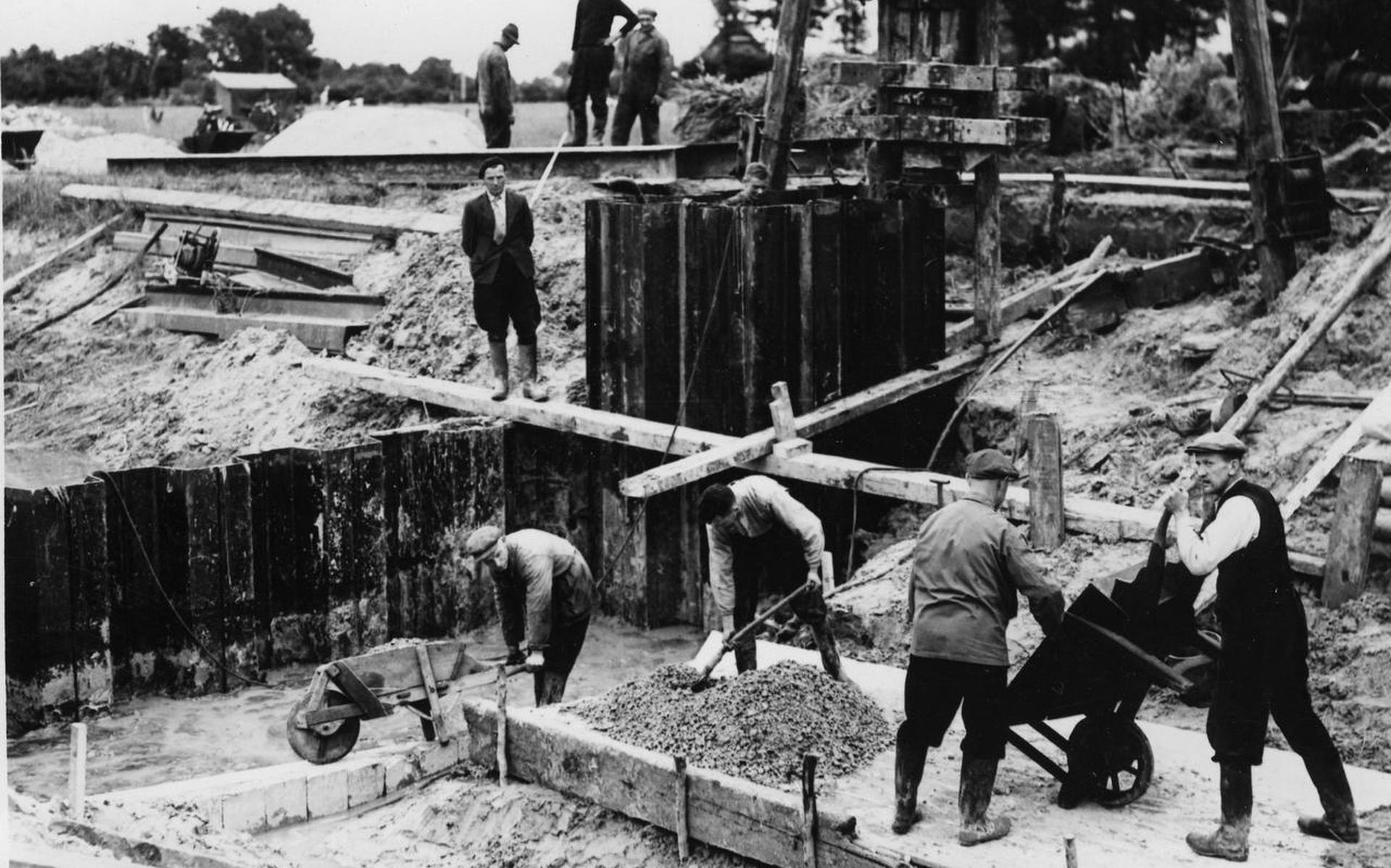 Een foto uit 1940. In de Wold Aa wordt een stuw aangelegd voor de verbetering van het stroomgebied in die regio, ook een onderdeel van een ruilverkaveling die het werk voor de boeren gemakkelijker moest maken.