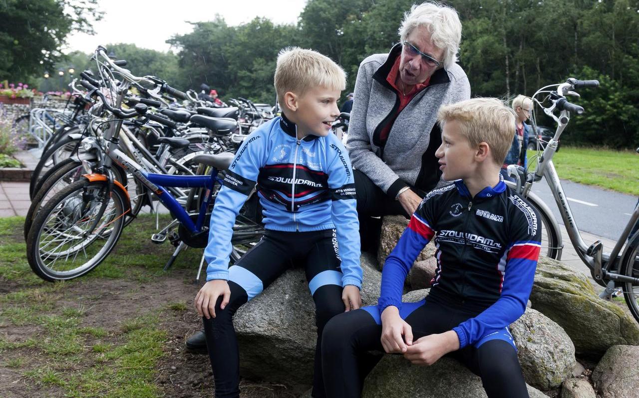Janny Tienstra puft in Havelte uit met haar kleinzoon Ynte (links) en diens vriend Tijmen. Janny Tienstra puft in Havelte uit met haar kleinzoon Ynte (links) en diens vriend Tijmen.