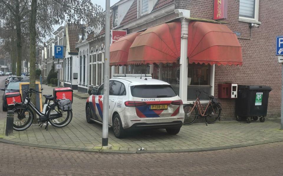 De politie doet onderzoek na de overval op de Markies in Meppel. 