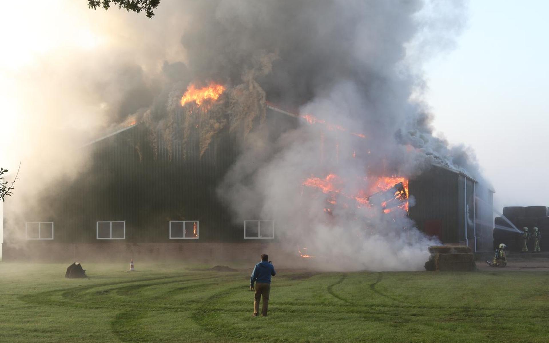 'Loods in De Groeve blijft nog dagen branden' - Dagblad van het Noorden