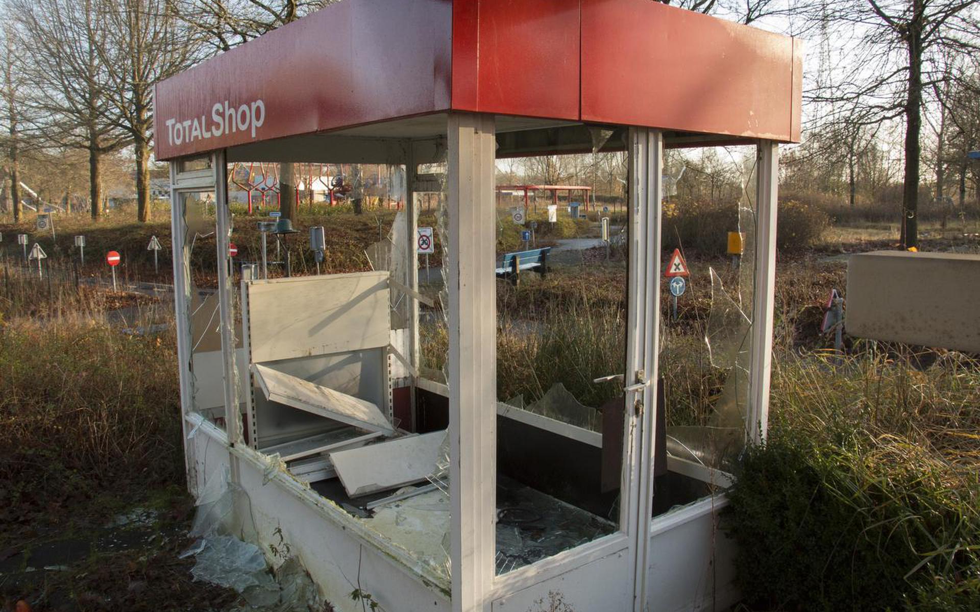 Een verloederde 'benzinepomp' op het verlaten Verkeerspark Assen. Foto: Archief DvhN
