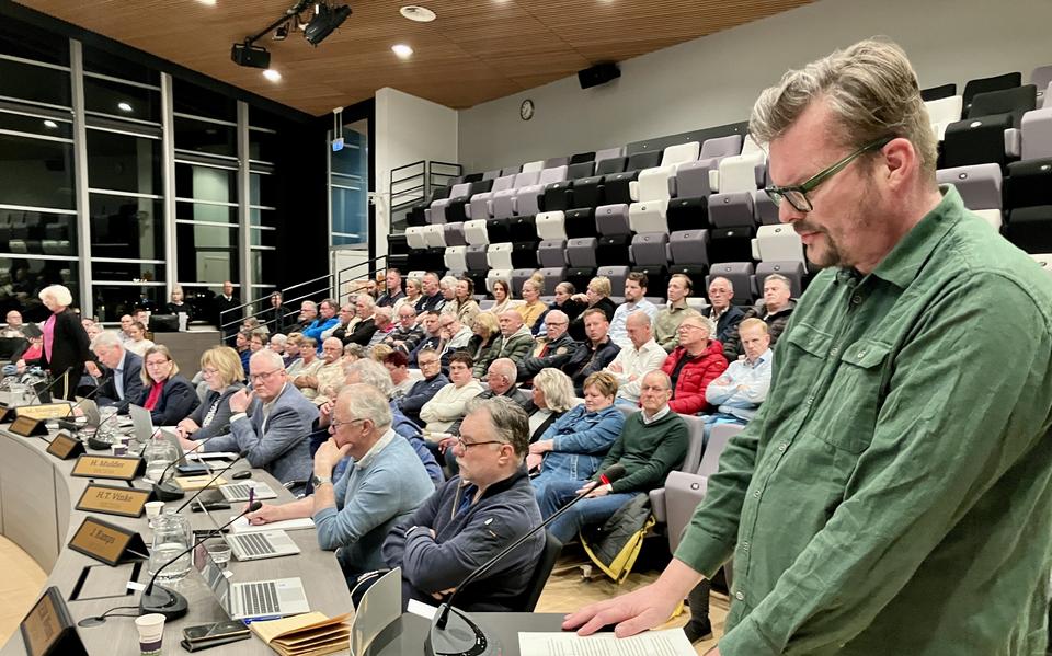 Bewoners en een inspreker uit Schoonoord die al meerdere malen aan de bel trokken in de gemeenteraad van Coevorden. 