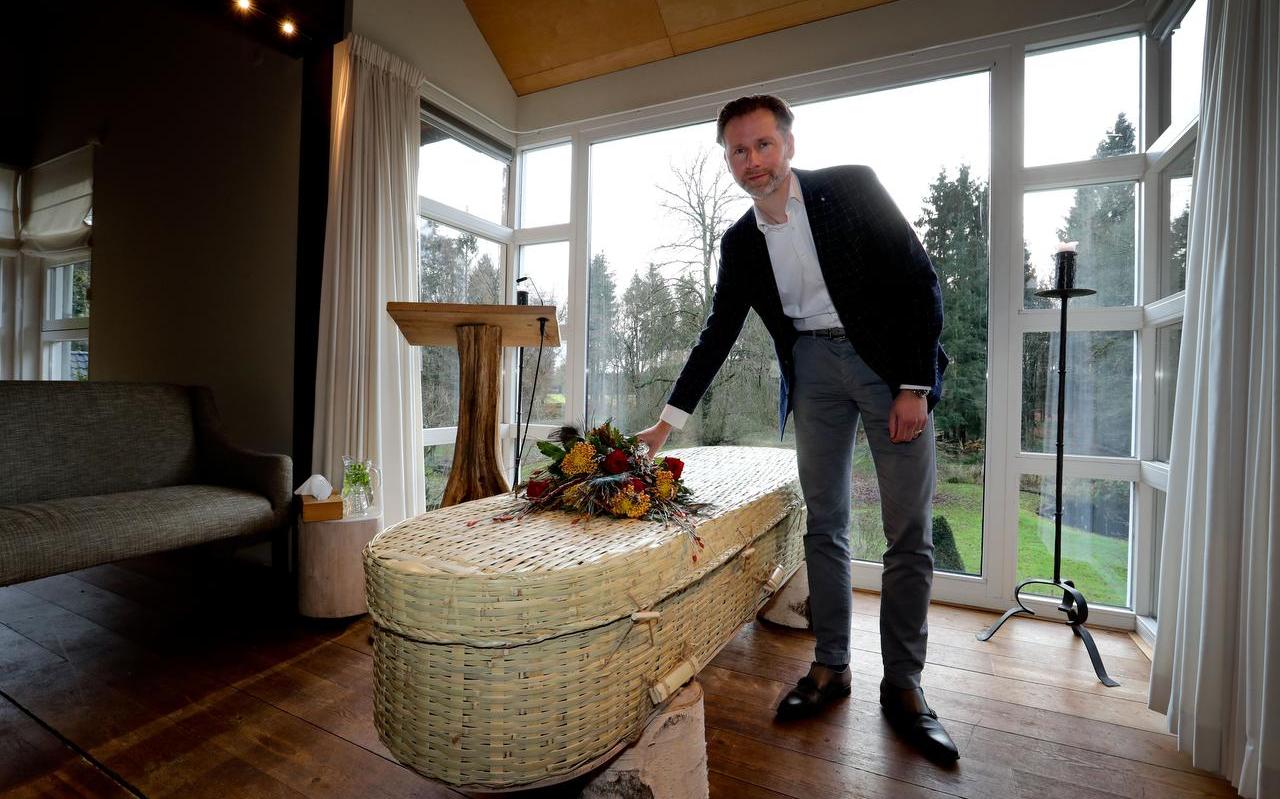 Peter Vermeer bij een uitvaartmand. Peter Vermeer bij een uitvaartmand.